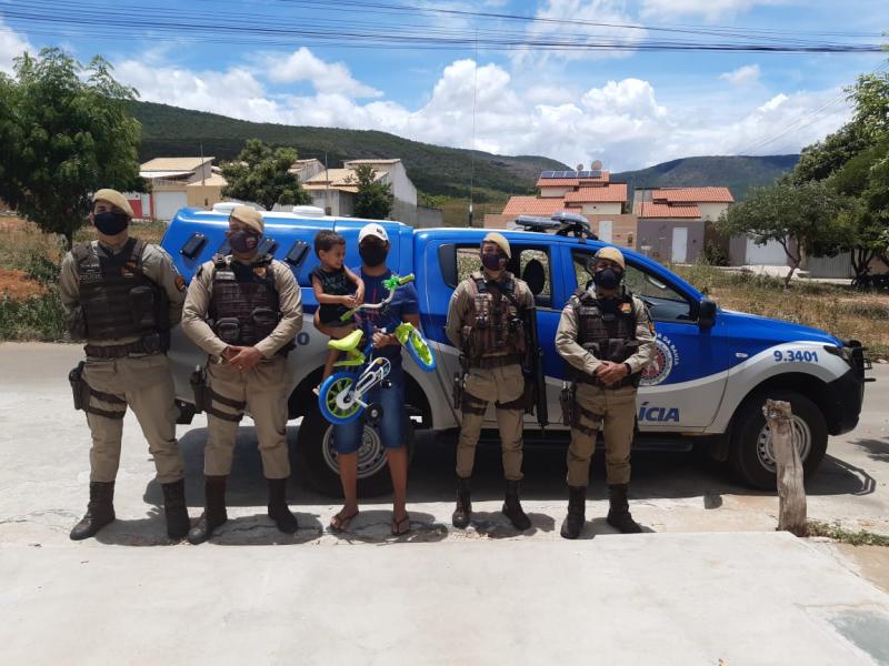 Brumado: No seu aniversário, pequeno Pedro recebe surpresa de policiais da 34ª CIPM