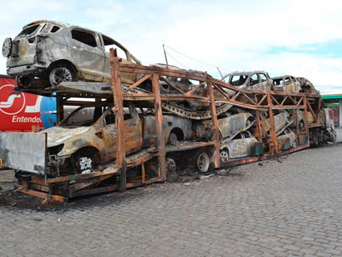 Caminhão cegonha pega fogo e destrói 11 veículos em posto de combustível