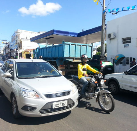 Bandidos Armados assaltam loja no centro da cidade