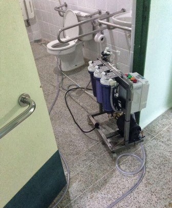 Máquina de hemodiálise é ligada em vaso sanitário de hospital