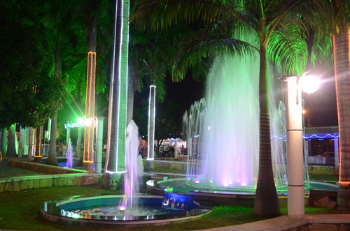 Praça da Prefeitura em Brumado recebe ornamentação natalina e fonte luminosa volta a funcionar