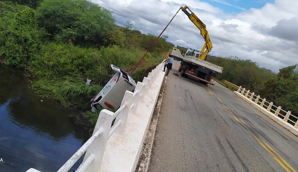 Após acidente, ambulância de Érico Cardoso cai em rio na BA-148 entre Dom Basílio e Brumado