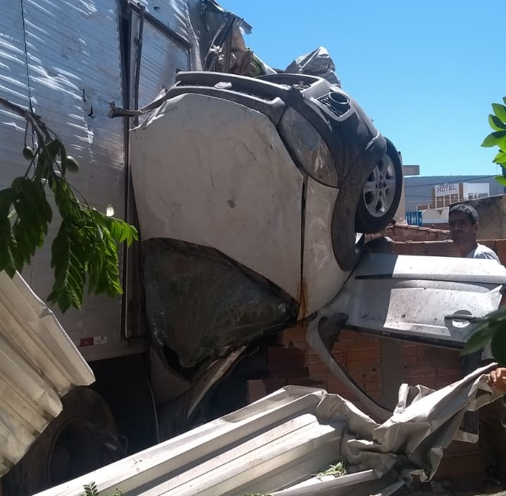 Caminhão desgovernado provoca grave acidente na entrada de Ituaçu