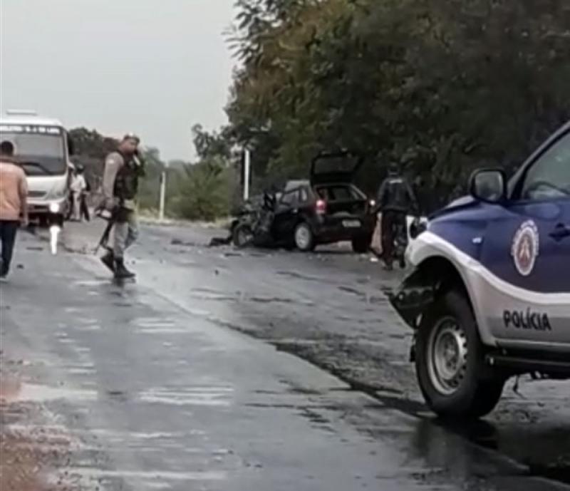Motorista morre e policiais ficam feridos após colisão entre carro e viatura da PM na Bahia