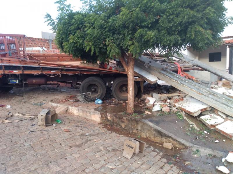 Caminhão desgovernado atinge residência no bairro Baraúnas em Brumado