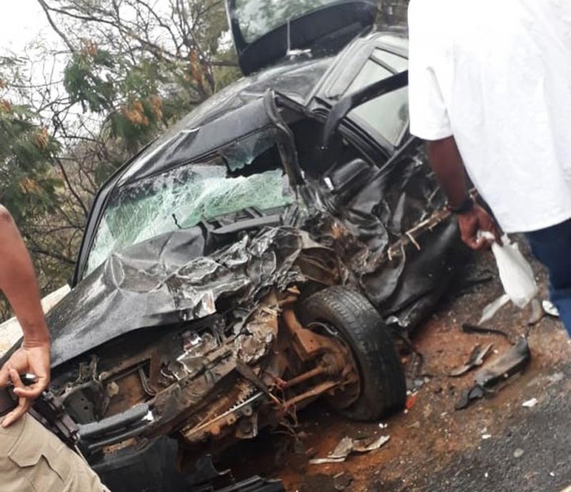 Motorista morre e policiais ficam feridos após colisão entre carro e viatura da PM na Bahia