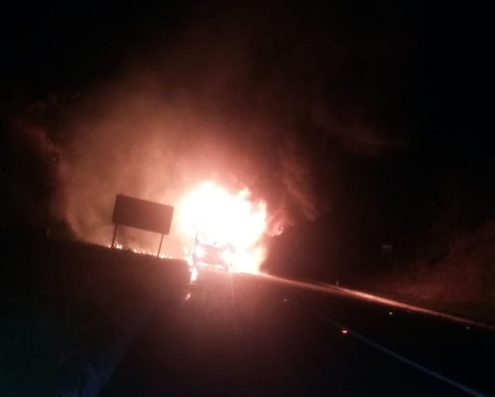 Ônibus da Novo Horizonte com ituaçuenses pega fogo vindo do Rio de Janeiro e causa transtornos