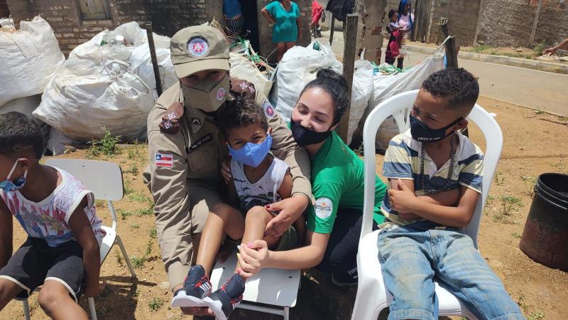 Ação Social: PM entrega 450 sapatos para crianças em Conquista