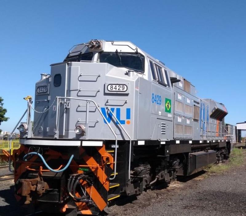 Brumado: Veículo da Coelba é atingido por locomotiva em travessia na zona rural