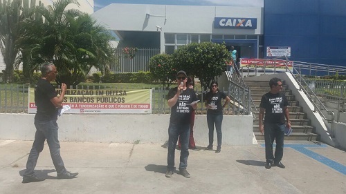 Representantes do Sindicato dos Bancários realizam manifestação em Brumado