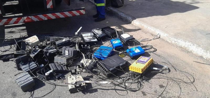 Mais de 15 toneladas de fios de telefonia e internet irregulares são retiradas das ruas de cidades baianas