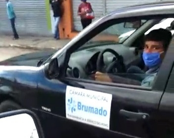 Brumado: Vereador Nem é flagrado usando carro oficial do Legislativo para transporte de passageiros 