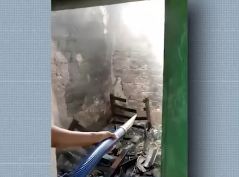 Família fica desabrigada pela 2ª vez em 6 meses após casa ser incendiada em Conquista