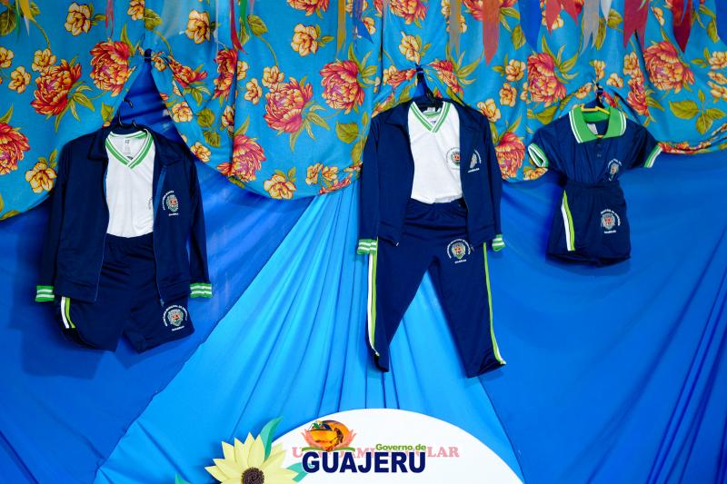 Governo de Guajeru realiza entrega de uniformes escolares