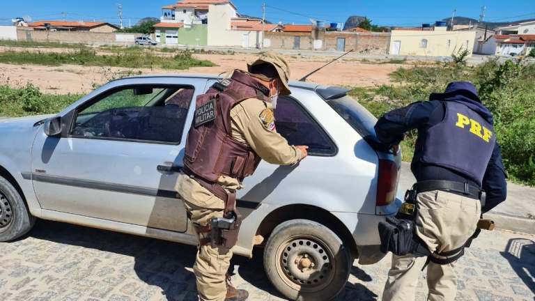 No sudoeste da Bahia, Operação integrada entre PRF, PC e PM recupera 05 veículos e apreende 02 documentos falsos