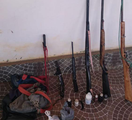 PM de Malhada de Pedras e Guajeru apreendem armas usadas por homem para ameaçar a esposa