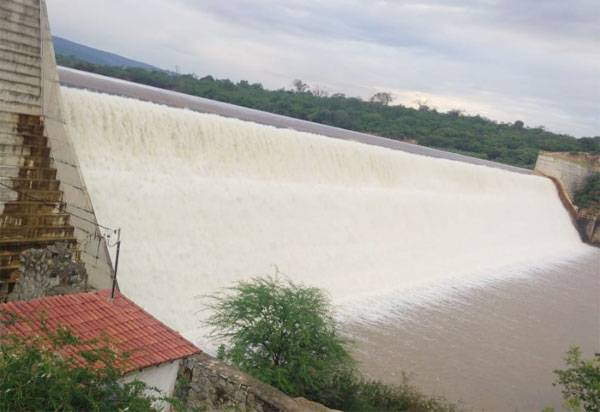Brumado: Barragem de Cristalândia atinge capacidade máxima e sangra pela terceira vez este ano
