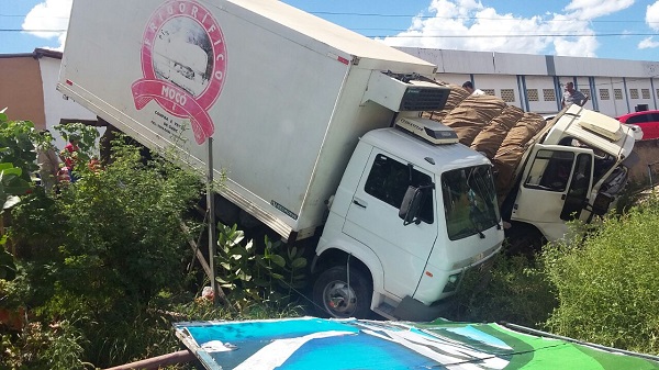 Câmera flagra momento em que acidente envolvendo três veículos aconteceu em Brumado; veja o vídeo