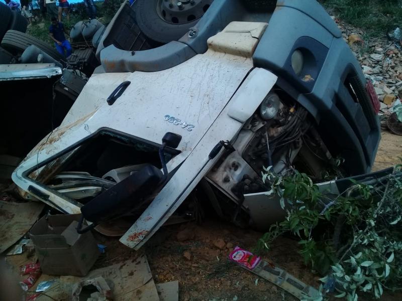 Motorista morre em capotamento de caminhão na BA-142, entre Ituaçu e Barra da Estiva 