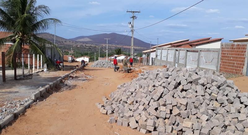 Brumado: Distrito de Itaquaraí e povoado de Lagoa Funda recebem obras de pavimentação