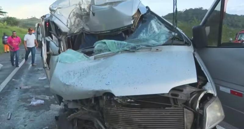 Três pessoas morrem em acidente envolvendo uma van na BR-324