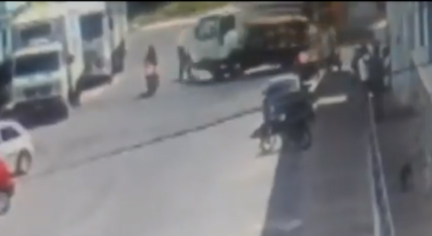Câmera flagra momento em que acidente envolvendo três veículos aconteceu em Brumado; veja o vídeo