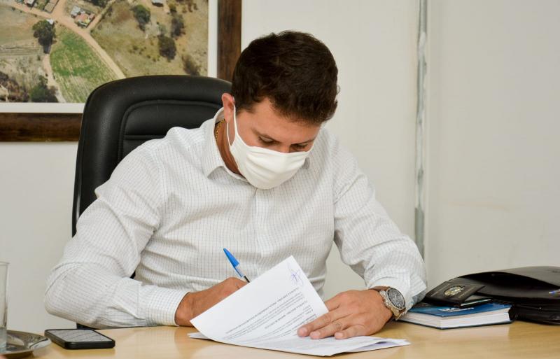 Ordem de serviço para construção do Centro de Reabilitação em Fisioterapia é assinada em Guajeru