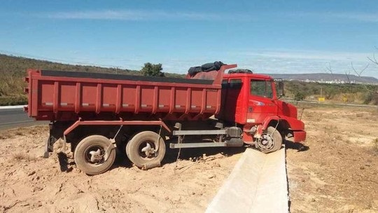 Caminhoneiro é preso com sinais de embriaguez após invadir canteiro central na BR-242