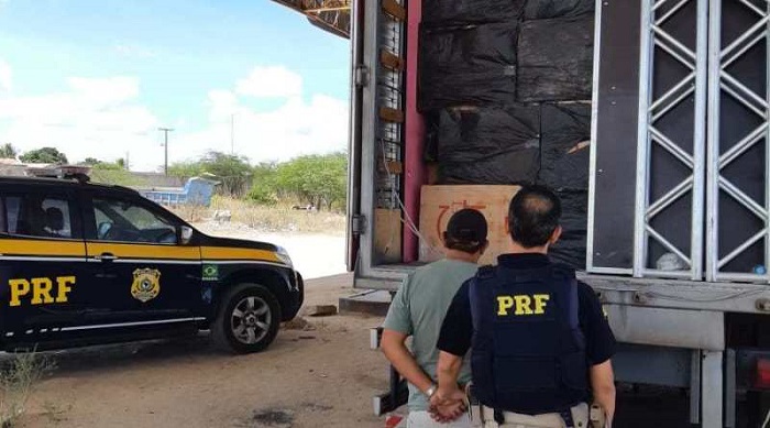Quase dois milhões de reais em cigarros contrabandeados escondidos em caminhão baú são apreendidos na Bahia