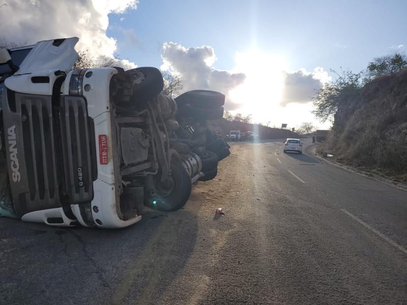 Caminhão tomba na Serra do Engano entre Caraíbas e Aracatu