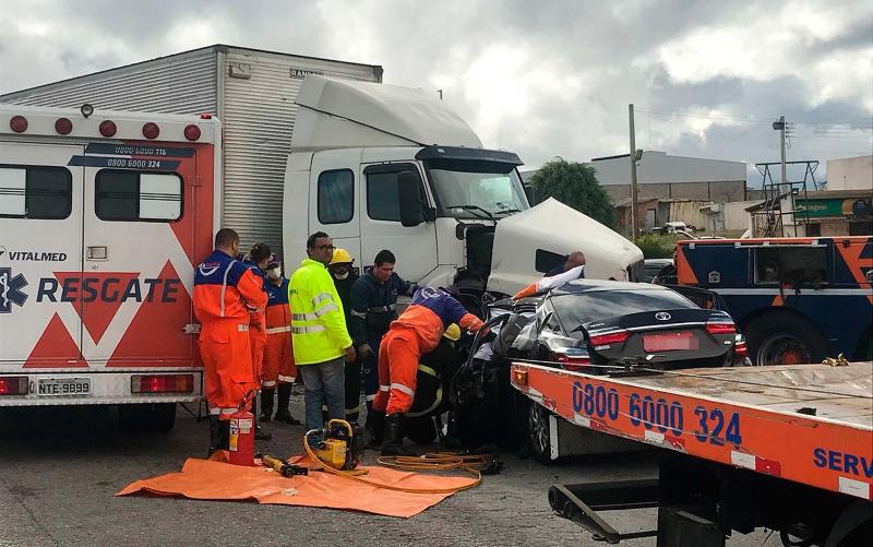 Casal morre e filhos sobrevivem após batida entre carro e caminhão em Vitória da Conquista