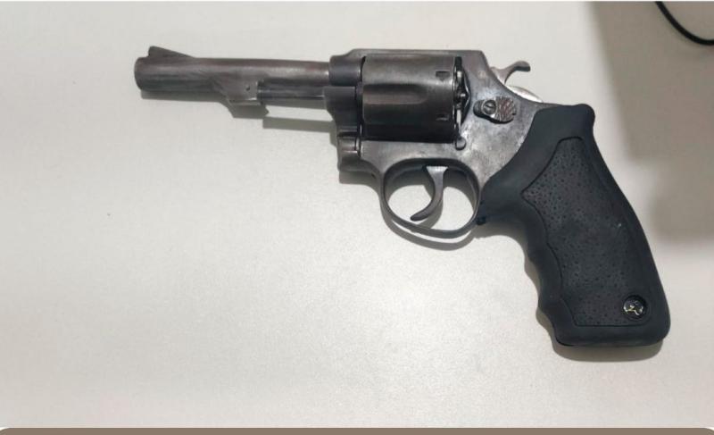 POLÍCIA APREENDE INDIVÍDUO COM ARMA DE FOGO EM TAPIRAMUTÁ