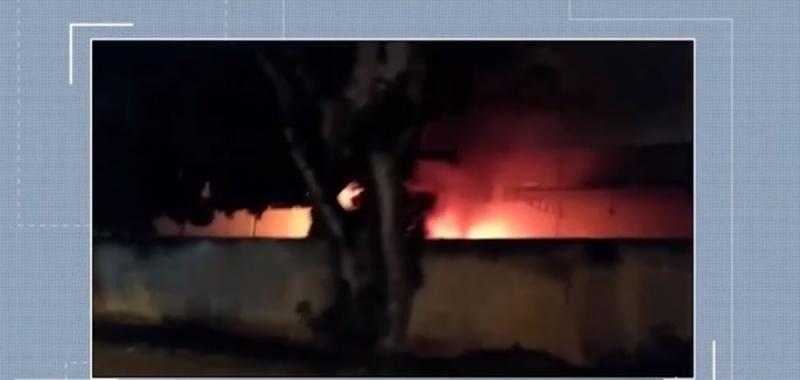 Incêndio atinge veículos em agência de distribuição dos Correios em Vitória da Conquista