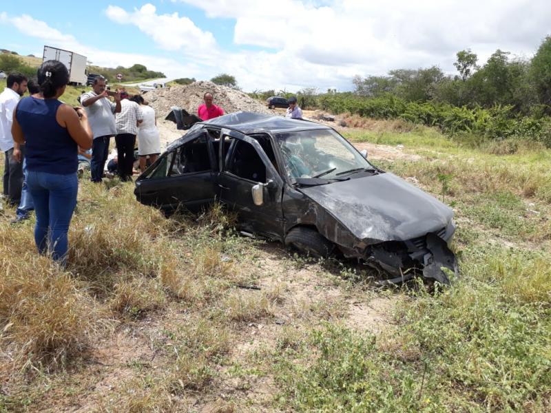 Carro com cinco ocupantes de Brumado capota na BR - 030