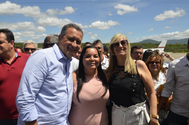 Prefeita de Malhada de Pedras recepciona Rui em aeroporto de Brumado
