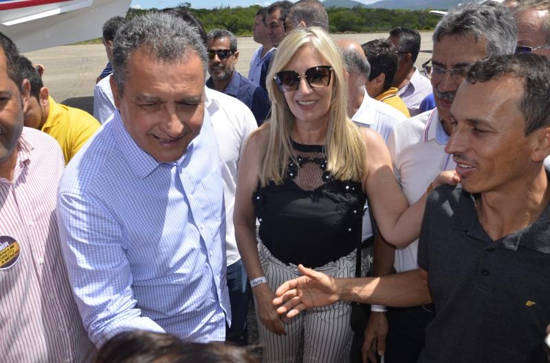 Prefeita de Malhada de Pedras recepciona Rui em aeroporto de Brumado