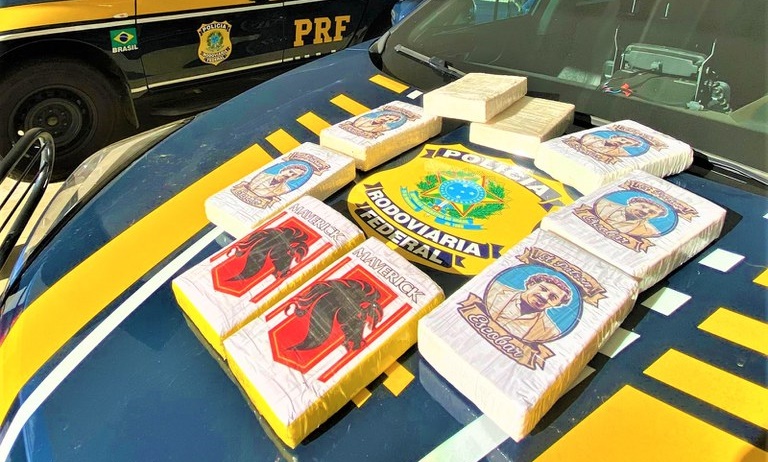 PRF apreende cocaína marcada com figura alusiva ao colombiano Pablo Escobar em Conquista