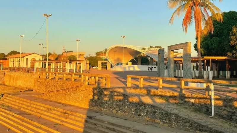 Jovem é presa após atear fogo ao corpo de mulher por ciúmes, em Carinhanha