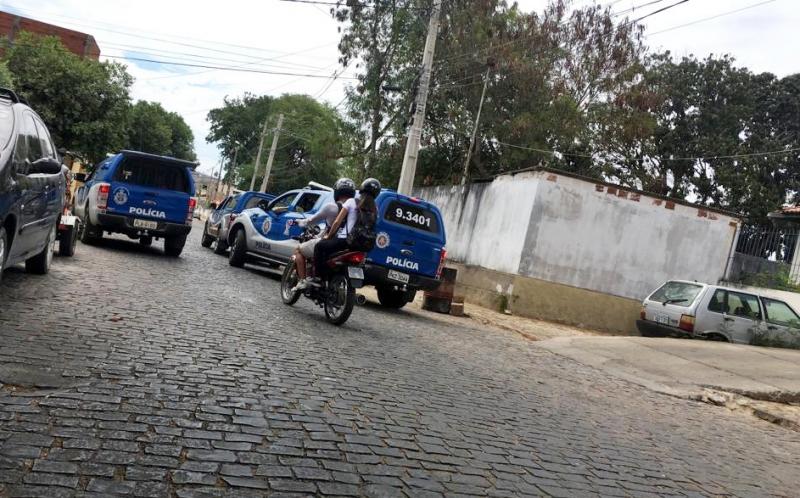 Bandidos encapuzados invadem residência e levam R$ 41 mil e joias em Brumado