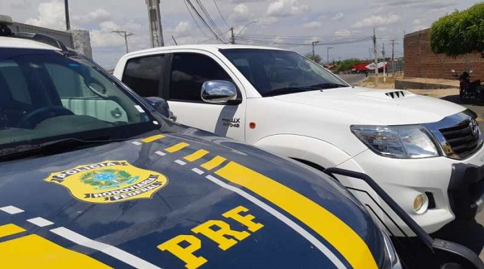 PRF recupera caminhonete Hilux roubada e prende motorista por uso de documento falso e receptação em município baiano