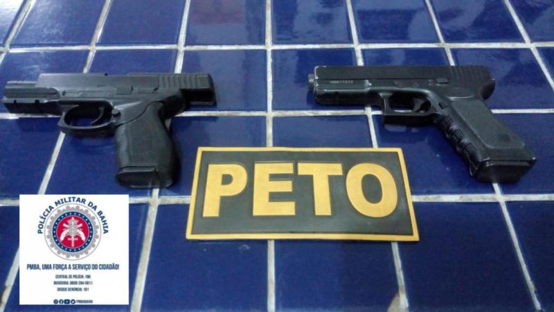 Dois homens são presos com simulacros de arma de fogo no distrito de Itaquaraí em Brumado