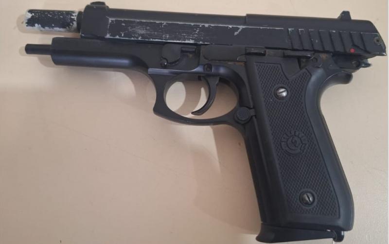 Bandidos deixam simulacro de arma de fogo cair durante tentativa de assalto no Bairro Candeias