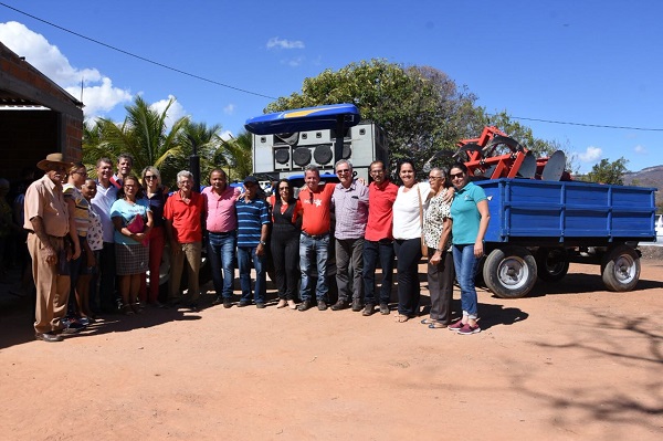 Agricultores de Palmas de Monte Alto recebem trator agrícola