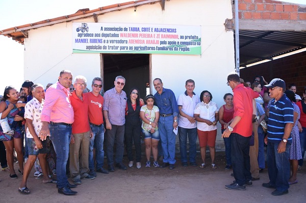 Agricultores de Palmas de Monte Alto recebem trator agrícola