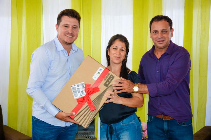 Prefeitura de Guajeru entrega notebooks para profissionais que atuam na sala de aula