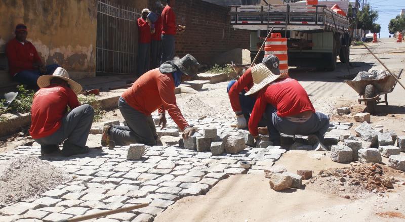 Operação tapa-buraco é realizada no Bairro Olhos D’água