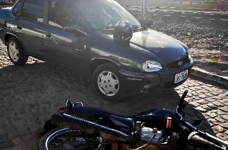 Carro e moto se envolvem em acidente no centro de Tanhaçu; condutores não tinham CNH