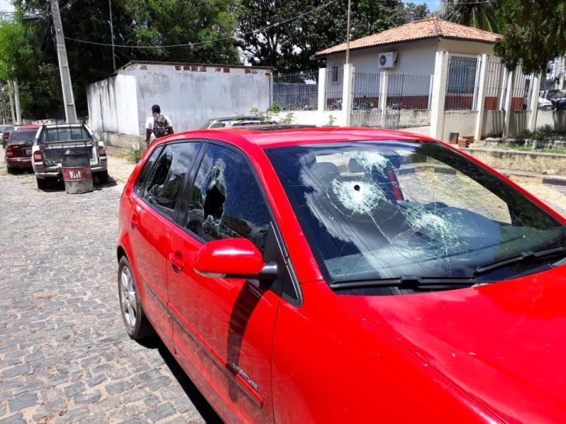 Carro de prestador de serviço da prefeitura de Brumado é danificado à marteladas na Urbis I
