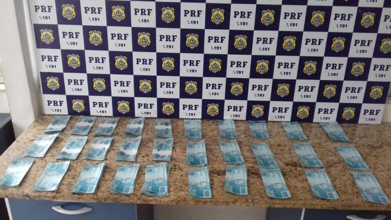 Homem é preso com R$ 30 mil em notas falsas em Vitória da Conquista