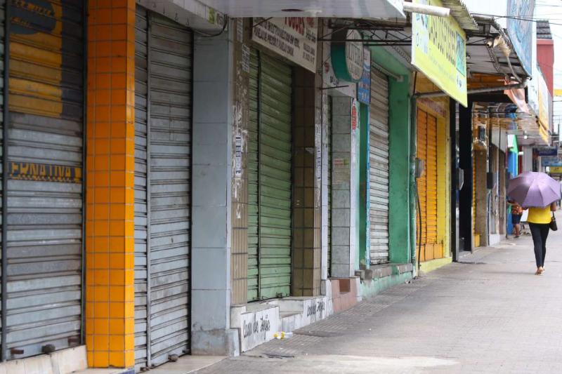 Comércio perde 7,8% de empresas e reduz salários em 2020, aponta IBGE